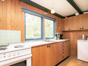 Bøstrup5 person holiday home in H jslev的厨房配有白色炉灶和窗户。