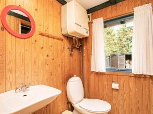 Bøstrup5 person holiday home in H jslev的一间带卫生间、水槽和窗户的浴室