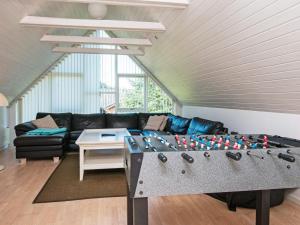 法贾德嘉德8 person holiday home in Ulfborg的客厅配有乒乓球桌