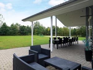Bøstrup14 person holiday home in H jslev的一个带桌椅的庭院和一个足球场。