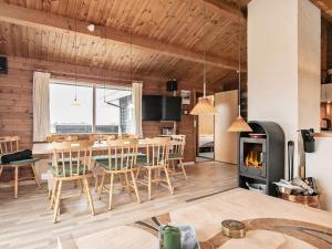 希茨海尔斯Three-Bedroom Holiday home in Hirtshals 4的厨房以及带桌子和壁炉的用餐室。