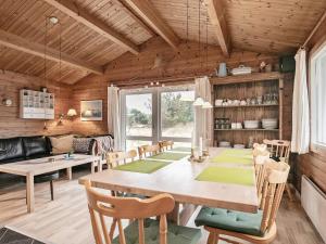 希茨海尔斯Three-Bedroom Holiday home in Hirtshals 4的厨房以及带桌椅的用餐室。