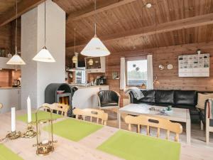 Three-Bedroom Holiday home in Hirtshals 4餐厅或其他用餐的地方