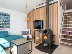 维泽桑讷Holiday Home Anker II的客厅设有壁炉和电视。