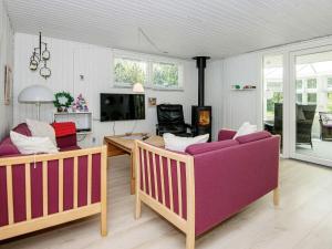 Nørby6 person holiday home in Ringk bing的客厅配有两张沙发和一台电视机