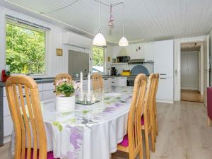 Nørby6 person holiday home in Ringk bing的厨房以及带桌椅的用餐室。