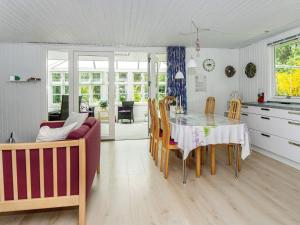 Nørby6 person holiday home in Ringk bing的厨房以及带桌子和沙发的用餐室。