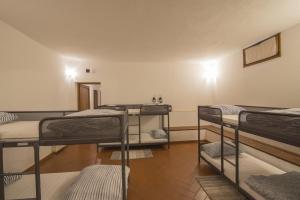 SantʼAgataWalkandRace的一间客房内设有四张双层床的房间