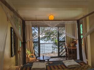 恩德培Avocado Bay Private Retreat的一间卧室设有一张床,享有阳台的景色
