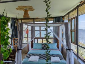 恩德培Avocado Bay Private Retreat的海景客房内的一张床位