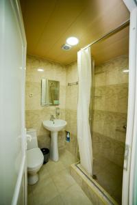 库塔伊西Lemon的浴室配有卫生间、盥洗盆和淋浴。