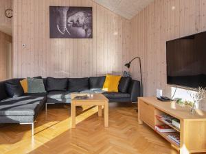 哈泽斯莱乌10 person holiday home in Haderslev的客厅配有沙发和桌子