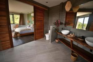 新孔Mirage Villa的一间带水槽的浴室和一张位于客房内的床
