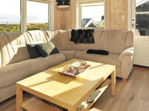 灵克宾6 person holiday home in Ringk bing的带沙发和咖啡桌的客厅