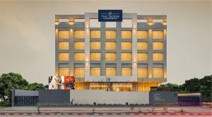 赖布尔Triton By Shyama Hotels & Resorts的一座大建筑,上面有标志