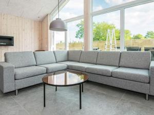 格莱斯堡16 person holiday home in Glesborg的带沙发和咖啡桌的客厅