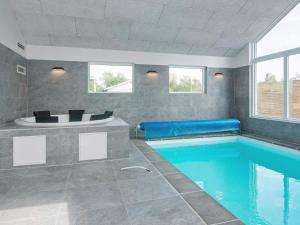 格莱斯堡16 person holiday home in Glesborg的一间带游泳池和浴缸的浴室