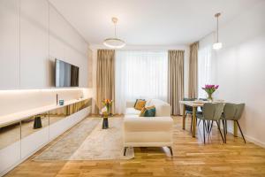 布加勒斯特Bucharest Luxury Apartments的客厅配有沙发和桌子