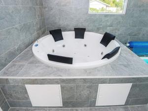 格莱斯堡16 person holiday home in Glesborg的浴室配有白色浴缸及石墙