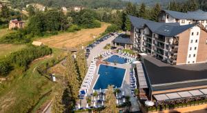 韦林格勒Hotel Arte SPA & Park的享有带游泳池的度假村的空中景致