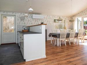 锡尔克堡8 person holiday home in Silkeborg的厨房以及带桌椅的用餐室。