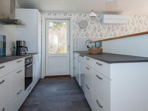 锡尔克堡8 person holiday home in Silkeborg的厨房配有白色橱柜和台面