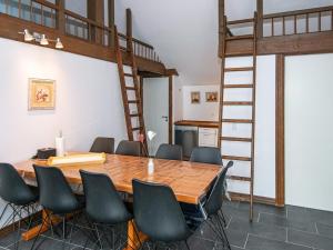 安斯艾厄6 person holiday home in Ansager的客房设有桌椅和高架床。