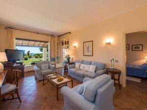 圣玛格利特迪普拉桑树酒店的客厅配有沙发、椅子和电视