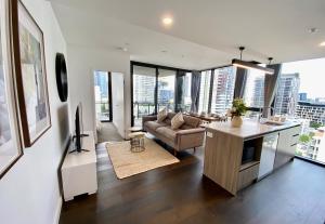Luxury Southbank Apartment with pool Brisbane CBD Hosted by Homestayz的休息区