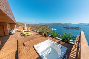 希萨勒尼D玛丽斯湾度假屋的阳台设有热水浴池,享有水景