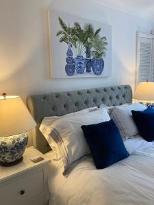 布莱顿霍夫Olive Tree Apartment Hove的一间卧室配有一张带蓝色和白色枕头的床
