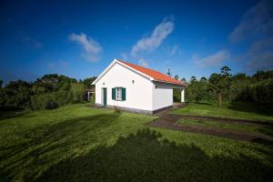 CapeloGarden Oasis的草场上红色屋顶的白色小房子