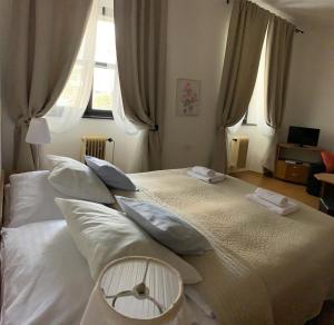 Jevíčko乌帕斯特拉酒店的一间卧室配有两张带白色床单和枕头的床。