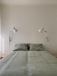 瓜尔达Nº7 Sacadura Cabral的卧室配有两盏床头灯。