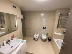 波亚纳布拉索夫SilverMountainB39的浴室配有盥洗盆、卫生间和浴缸。