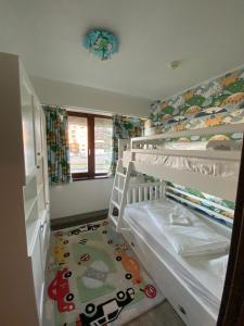 波亚纳布拉索夫SilverMountainB39的小房间设有两张双层床和地毯。