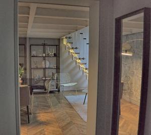 兰斯Loft Royal des Promenades的走廊上设有椅子和用餐室