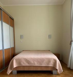 罗加斯卡斯拉提纳Apartment 19 Vila Golf Nice Vacation的一间卧室配有一张带粉色毯子的床