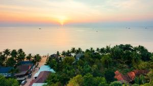 富国The Tahiti Beach Hotel的日落时分从度假村欣赏到海景