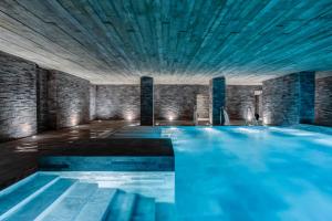 里昂里昂大都会酒店的大楼内一个蓝色的大型游泳池