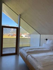 毛拉赫Urban Mountain Chalet with Lake View的一间卧室设有一张床和一个大窗户