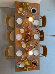 毛拉赫Urban Mountain Chalet with Lake View的桌上放有盘子和碗的食物