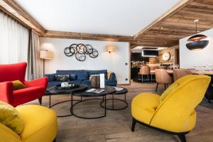 瓦勒迪泽尔Vail Lodge by Alpine Residences的客厅配有黄色椅子和蓝色沙发