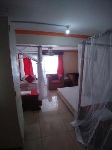 尼亚利尼亚利海景精品酒店的带一张床和窗户的卧室