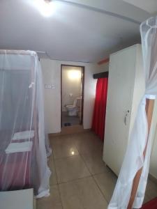 尼亚利尼亚利海景精品酒店的客房设有带卫生间和门的浴室。