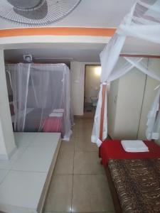 尼亚利尼亚利海景精品酒店的小房间设有床和天篷