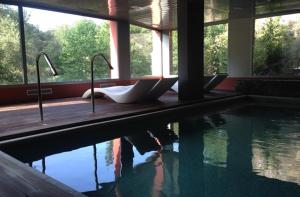马斯萨内特-德卡夫雷尼斯中心Spa酒店 - 仅限成人入住的一座房子里设有一排水槽的游泳池