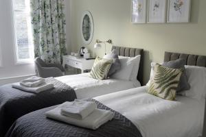 豪士罗米尔福德阿姆斯旅馆的两张睡床彼此相邻,位于一个房间里