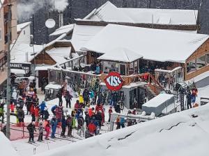 斯特拉扎Pensiunea LUCA Straja的一群人在雪地里绕着滑雪胜地行走