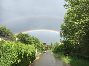 乌尔丁根-米赫尔霍芬Ferienwohnung am Kirschbaum的空中在路上的彩虹